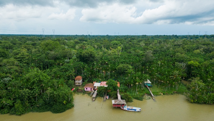 Imagem mostra vilarejo no meio da mata e próximo a rio