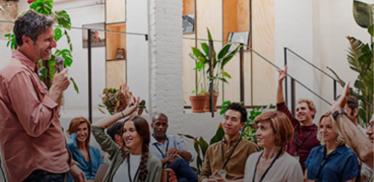 Pessoas participam de uma reunião