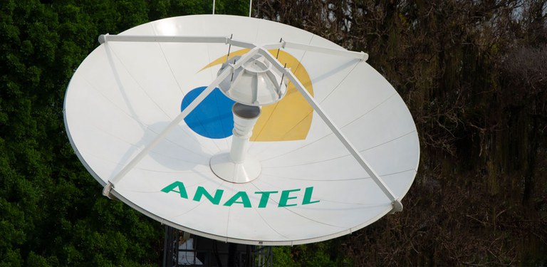 Antena parabólica com logo da Agência Nacional de Telecomunicações