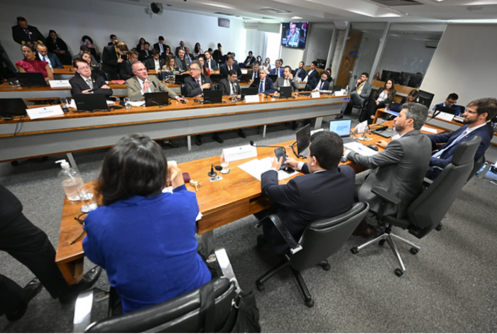 imagem mostra pessoas em sala de audiências no Senado