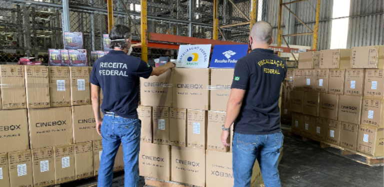 Agente da Receita Federal e Fiscal da Anatel no Porto de Santos