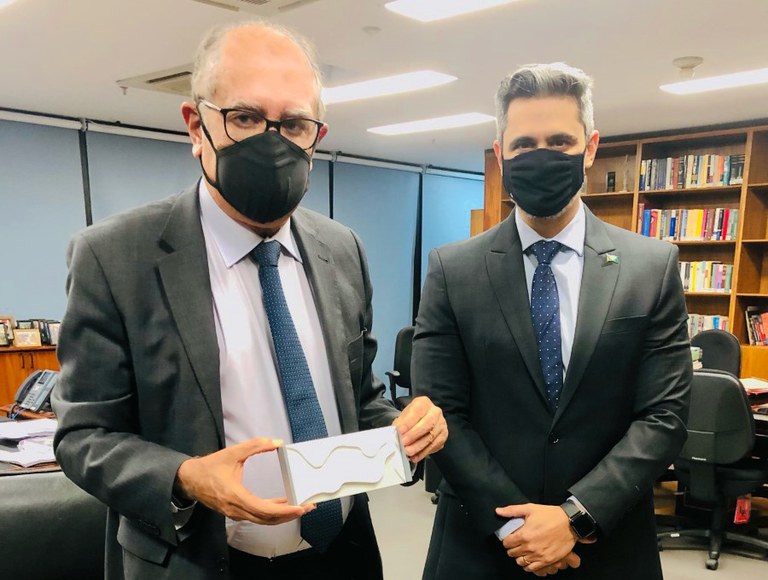 Leonardo de Morais, presidente da Anatel (à esquerda), sendo recebido pelo ministro Gilmar Mendes (à direita)