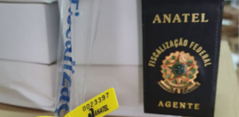 Identificação da Anatel à frente de produtos apreendidos