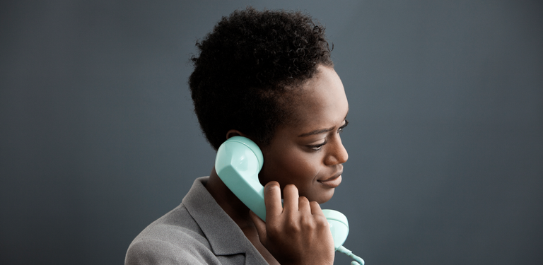 mulher falando no telefone fixo.png