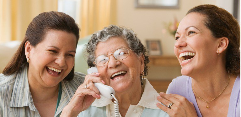 Três mulheres participam de uma conversa ao telefone