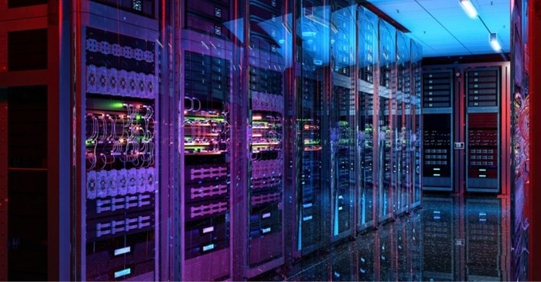 Na imagem, há a representação de uma estrutura robusta de data center, com servidores dispostos em um ambiente em que a iluminação destaca a modernidade.
