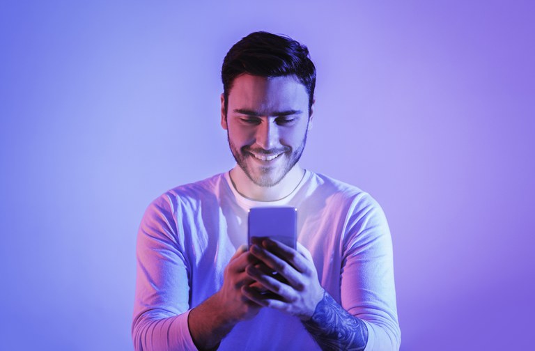 jovem usando celular.jpg