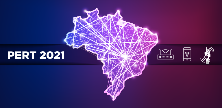 Na imagem há centralizado um mapa do Brasil preenchido por pontos e retas, que representam as estruturas de telecomunicações do país, tendo à esquerda o texto “PERT 2021” e a direita as imagens de um modem, de um celular e de uma antena de telecomunicações.