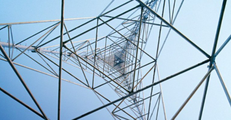 Estrutura de uma torre de radiodifusão a partir de sua área interna