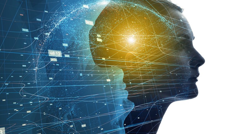 Uma dupla exposição mostra o perfil de uma cabeça humana sobre um fundo azul-claro. Dentro do perfil, um globo terrestre brilhante e dourado é delineado por dados digitais, pontos e linhas, sugerindo inteligência artificial, tecnologia e o cérebro.