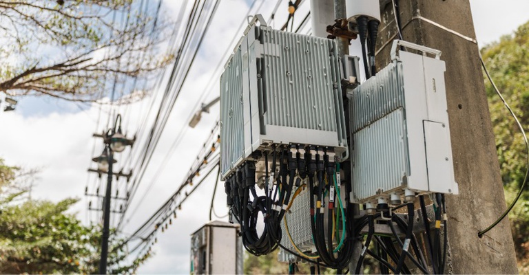 Equipamentos e antenas de rede de telecomunicações instalados em postes