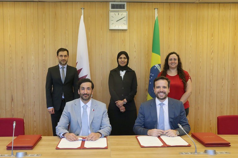 Assinatura do memorando de entendimento pelo presidente da Anatel, Carlos Manuel Baigorri, e pelo presidente da CRA, Ahmad Abdulla AlMuslemani.