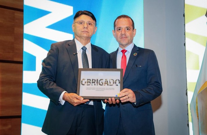 Vicente Aquino recebe homenagem simbólica de agradecimento do superintendente Caram