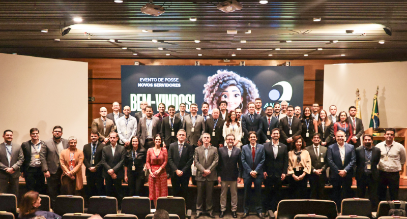 imagem mostra autoridade e empossados posando para foto oficial