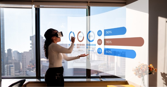 Mulher nova que trabalha usando simulador de realidade virtual no escritório