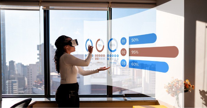 Mulher nova que trabalha usando simulador de realidade virtual no escritório