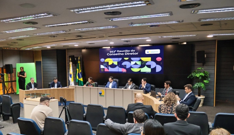 IMAGEM MOSTRA CONSELHEIROS DA ANATEL EM MESA SEMICIRCULAR DURANTE REUNIÃO