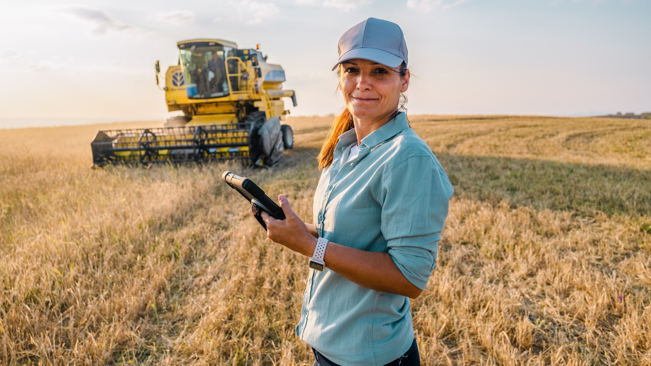 Agricultora segura um tablet digital em um campo agrícola. Agricultura inteligente.