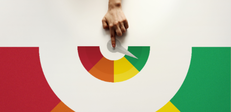 Mão segura seta apontada para uma lista de cores.