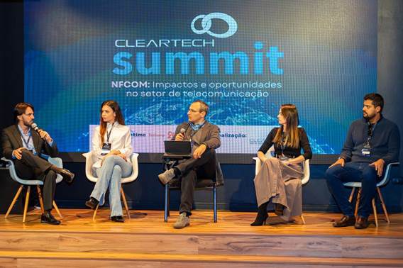 Participantes discutem 'NFCOM: Impactos e oportunidades no setor de telecomunicação' durante o Cleartech Summit.