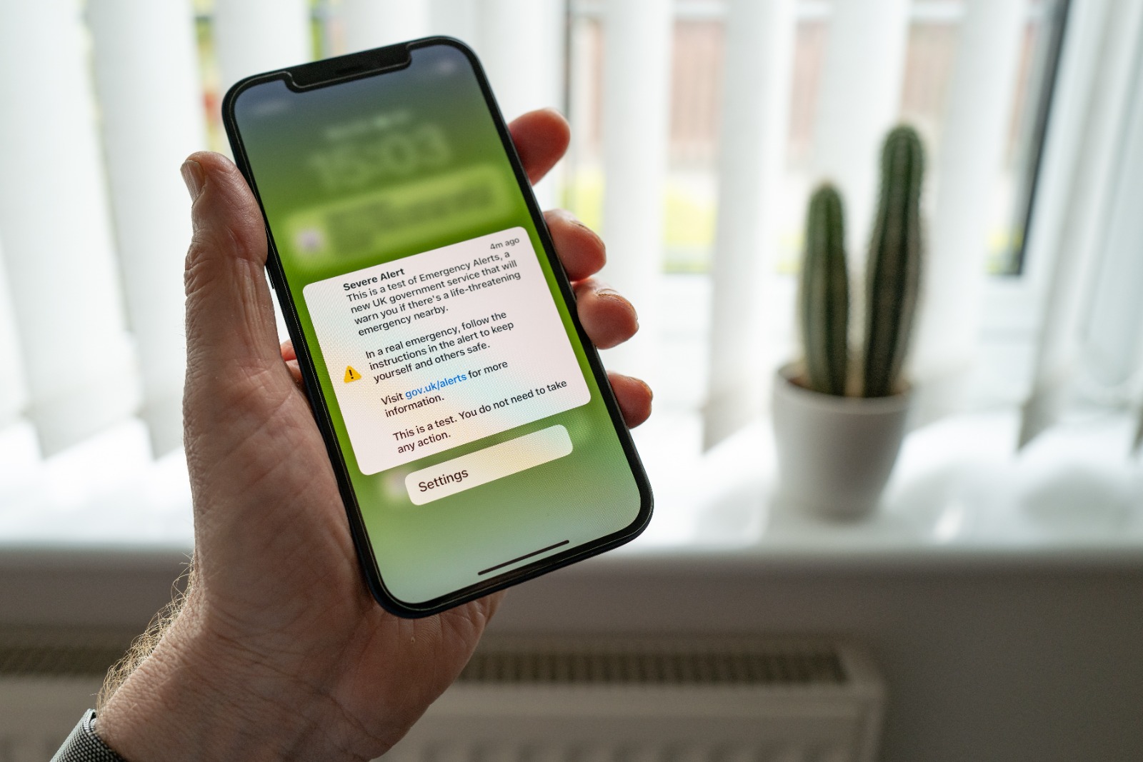 Smartphone exibe mensagem de notificação de alerta de emergência.