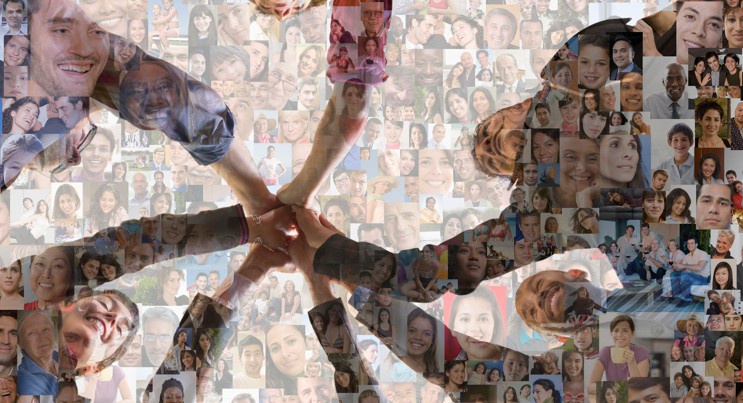 Montagem com várias fotos de rostos de pessoas diversas ao fundo. No centro, um grupo visto de baixo forma um círculo e junta as mãos, simbolizando união e colaboração.