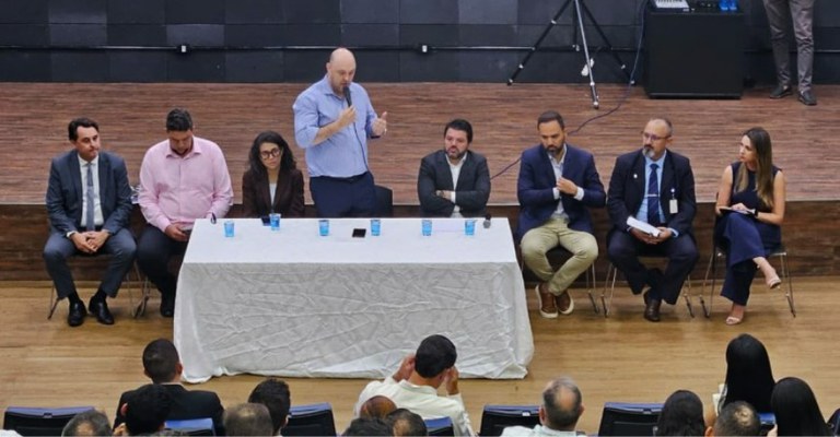 Foto da participação da Anatel em audiência pública promovida pela Prefeitura de Anápolis (GO), que tratou da desorganização dos equipamentos, cabos e fios de telecomunicações nos postes da cidade, 9/10/2025