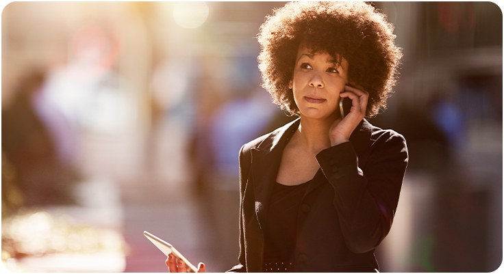 Moça com celular.jpg