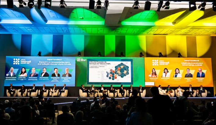Imagem mostra palcos em que foram realizados os debates do Painel Telebrasil
