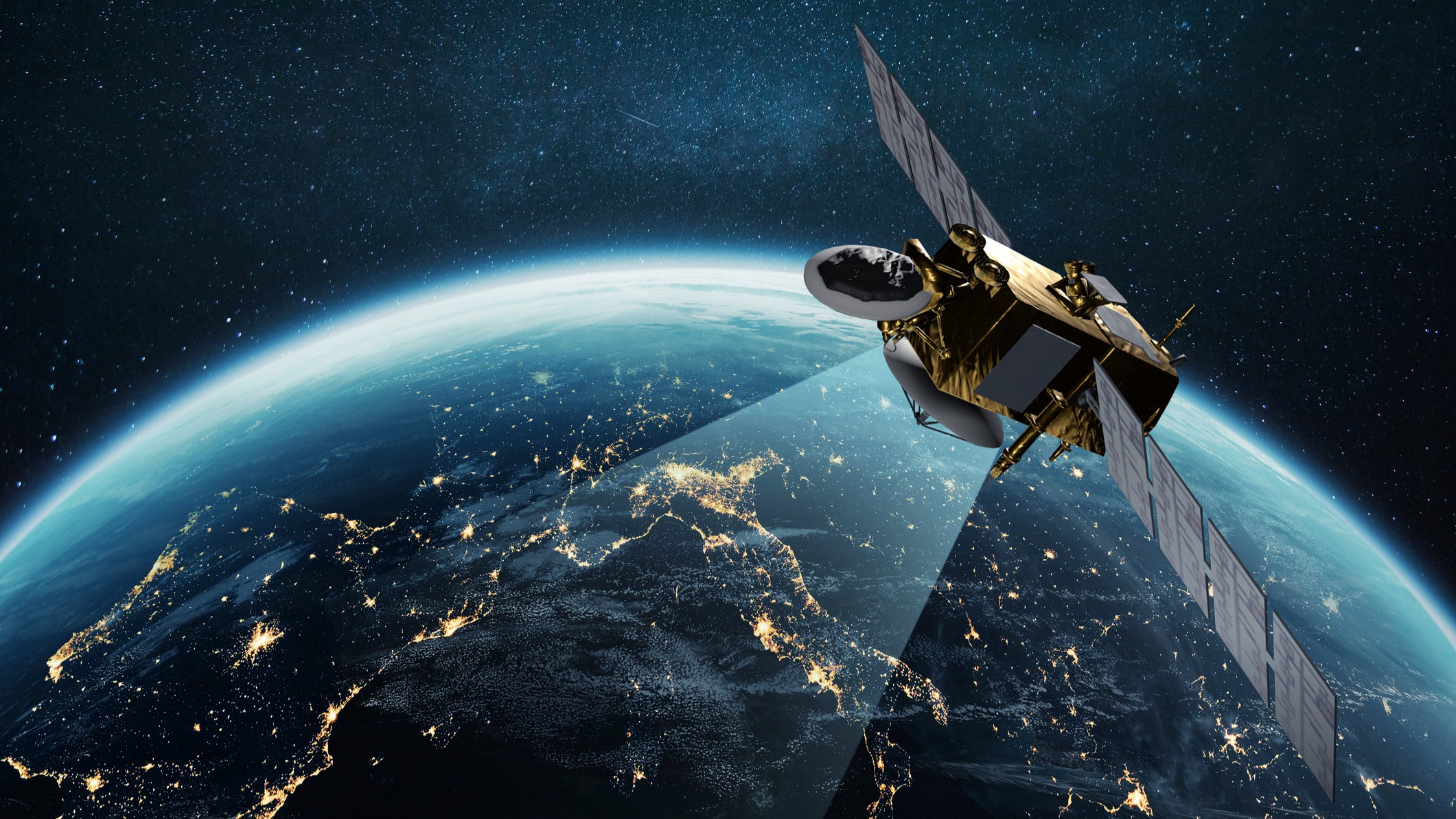 Satélite de comunicação sobrevoa o planeta Terra à noite com luzes noturnas de megacidades no espaço com estrelas. Europa