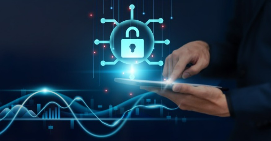 Na imagem, há o ícone de um cadeado iluminado em azul, representando a proteção e a segurança dos sistemas de telecomunicações aos consumidores.