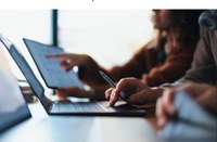 Anatel disponibiliza versões em inglês e espanhol de White Papers sobre pirataria e data centers