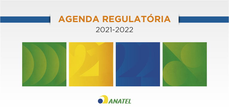 Arte onde se lê “Agenda Regulatória 2021-2022” entre faixas azuis sobre quadrados. Dois quadrados verdes nas extremidades apresentam formas geométricas em seu interior, o quadrado amarelo tem o número 21 e é seguido pelo quadrado azul que contém o número 22, formando a data de 2021. Abaixo deles, o logotipo da Anatel.