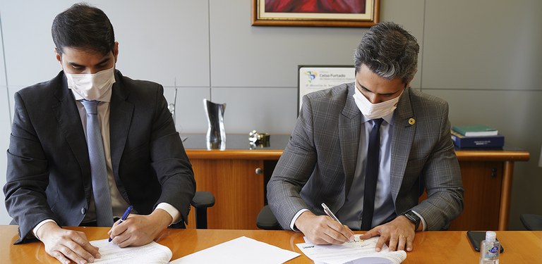 ABDI e Leonardo assinando termo.jpg