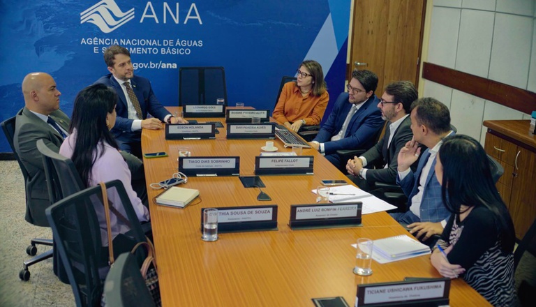 Foto mostra representantes da Agência Nacional de Telecomunicações (Anatel) e da Agência Nacional de Águas e Saneamento Básico (ANA) em sala de reunião