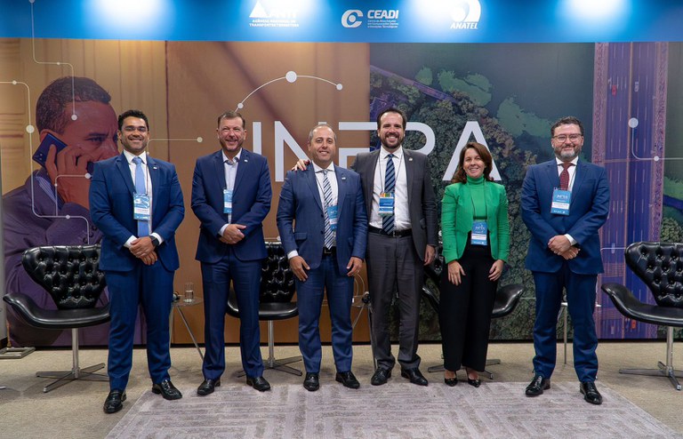 foto Infraconnect todo em pé.jpg