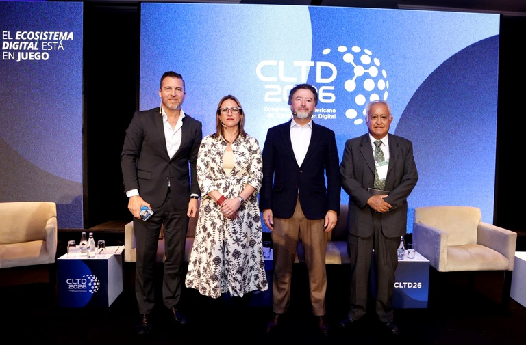 Imagem mostra quatro participantes do painel