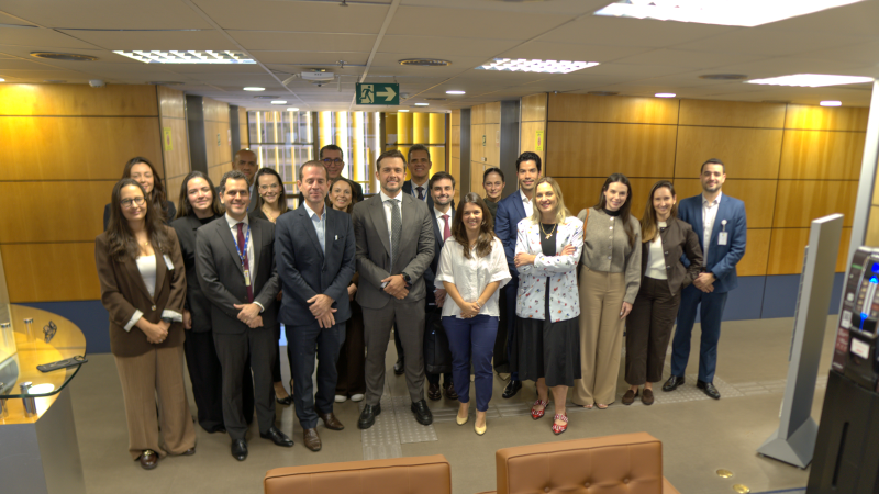 Integrantes da reunião posam para fotografia