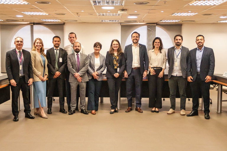 A imagem apresenta um grupo de onze pessoas, sete homens e quatro mulheres, posando para uma foto oficial