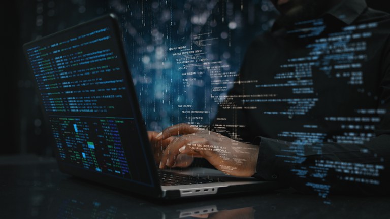 Visão futurista de computadores e tablets trabalhando e interagindo com uma interface holográfica moderna. Empresário, programador, codificador, técnico em IA atuando no futuro.