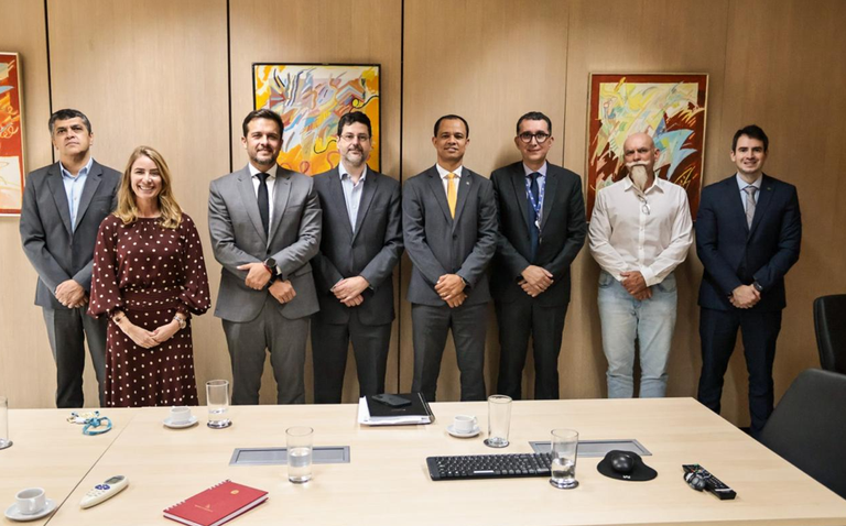 Rpresentantes da Anatel e da Receita Federal posam para foto em escritório