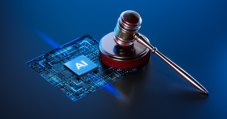 Foto de stock de IA de Inteligência Artificial e Sistemas Jurídicos: Martelo de Martelo do Juiz como Símbolo da Lei e da Ordem com o Chip de IA da CPU do Processador