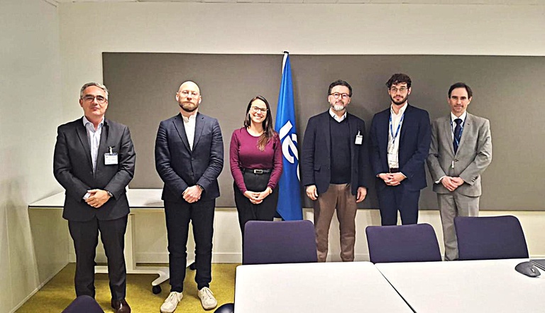 Conselheiro Alexandre Freire e outros participantes da reunião posam para foto