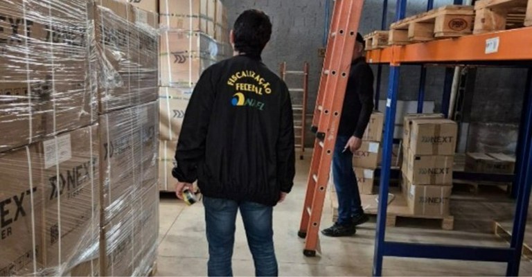 Fiscal da Anatel durante ação realizada nos dias 28 e 29 de maio de 2025, em Anápolis (GO) e Londrina (PR)