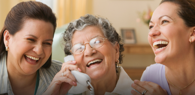 Mulheres falam ao telefone
