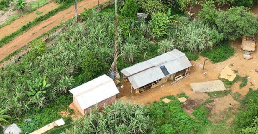 Na imagem, obtida por drone do local da ação dos agentes da Anatel, vê-se uma torre e antena junto às construções, assim como a vegetação da localidade.