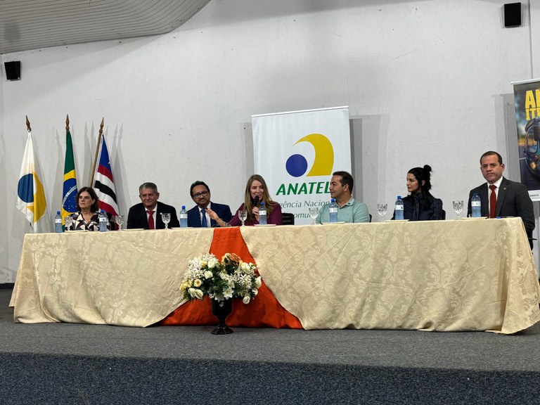 Da esquerda para a direita, Irani Cardoso, superintendente substituta de Relações com Consumidores; Jordan Silva de Paiva, diretor do Departamento de Projetos de Infraestrutura e de Inclusão Digital do Ministério das Comunicações; Carnot Luiz Braun, gerente regional da Anatel PA; Gesiléa Teles, superintendente de Fiscalização; Rildo Amaral, prefeito de Imperatriz; Alessandra França, diretora da Faculdade Anhanguera Imperatriz; Vinícius Caram, superintendente de Outorga e Recurso à Prestação