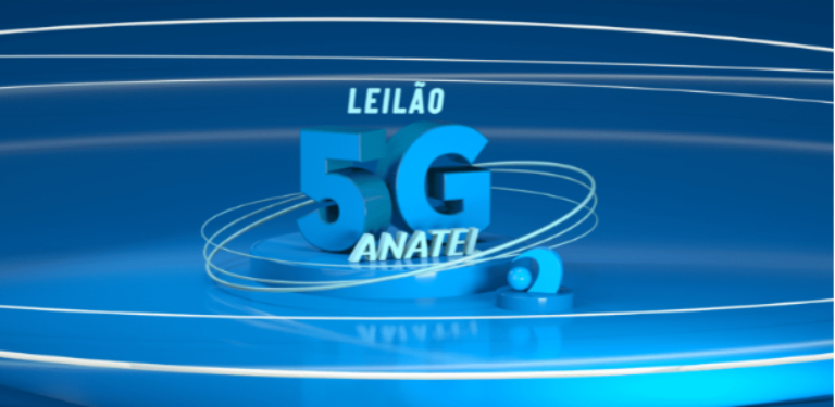 Imagem em azul com os dizeres Leilão 5G Anatel com o logo da Agência abaixo à direita