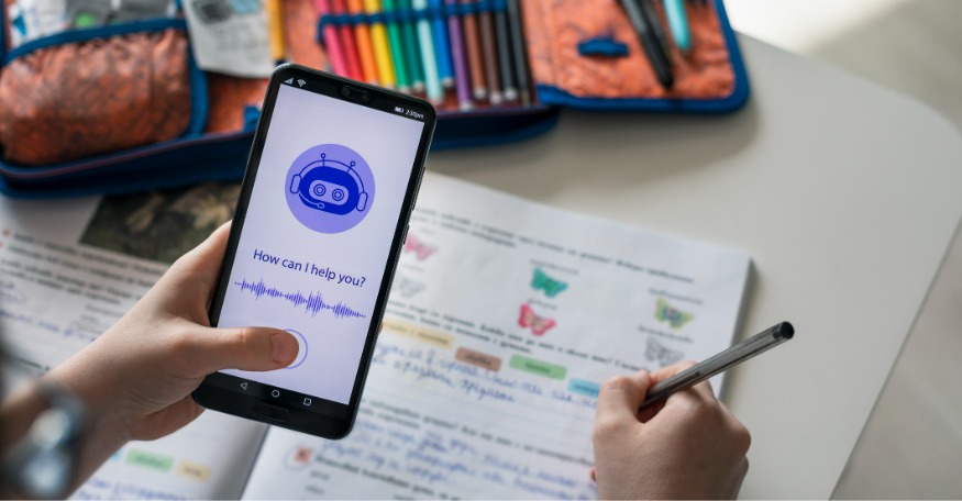 Criança usando o sistema AI Chatbot no aplicativo móvel para fazer sua lição de casa.