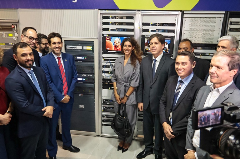 Autoridades posam em grupo em frente da estação terrena